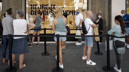 Une file d'attente devant un magasin à Nice (Alpes-Maritimes), le 23 mai 2020. (ARIE BOTBOL / HANS LUCAS / AFP)