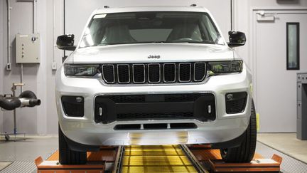 Une Jeep assemblée dans une usine Stellantis. (BILL PUGLIANO / GETTY IMAGES NORTH AMERICA)