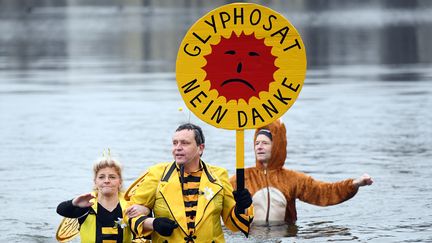 "Glyphosate, non merci", manifestation de baigneurs-militants dans&nbsp;le lac d'Oranke à Berlin&nbsp;le 18&nbsp;janvier. (MAURIZIO GAMBARINI / MAXPPP)