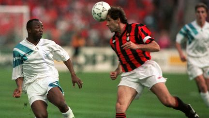 Pendant la première période, l'OM souffre sous les assauts répétés de l'AC Milan à l'image du capitaine milanais Franco Baresi, costaud devant Abedi Pelé. (PATRICK HERTZOG / AFP)