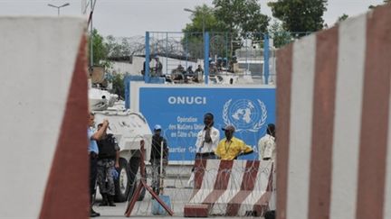 L'entrée de la mission de l'ONU en Côte d'Ivoire, l'ONUCI (20 décembre 2010) (AFP - SOUF SANOGO)