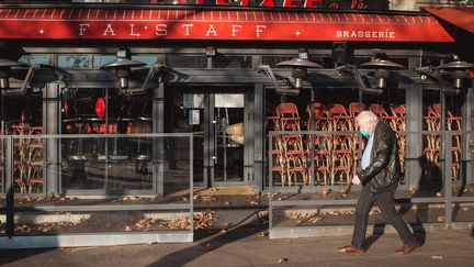 Les terrasses susceptibles de rouvrir en premier, car c'est un endroit&nbsp;"où l'on ne prend pas de risque", explique Emmanuel Macron. (LEO PIERRE / HANS LUCAS)