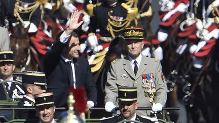 Emmanuel Macron et le&nbsp;chef d'état-major des armées, le général Pierre de Villiers, le 14 juillet 2017, à Paris. (ALAIN JOCARD / AFP)