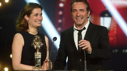 Emmanuelle Devos et Jean Dujardin lors de la 26e c&eacute;r&eacute;monie des Moli&egrave;res, le 2 juin 2014, &agrave; Paris. (ERIC FEFERBERG / AFP)