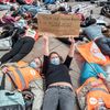 Les sages-femmes mobilisées pour dénoncer leurs conditions de travail, le 5 mai 2021, lors de la Journée internationale de la sage-femme, à Toulouse (Haute-Garonne).&nbsp; (FREDERIC SCHEIBER / HANS LUCAS / AFP)