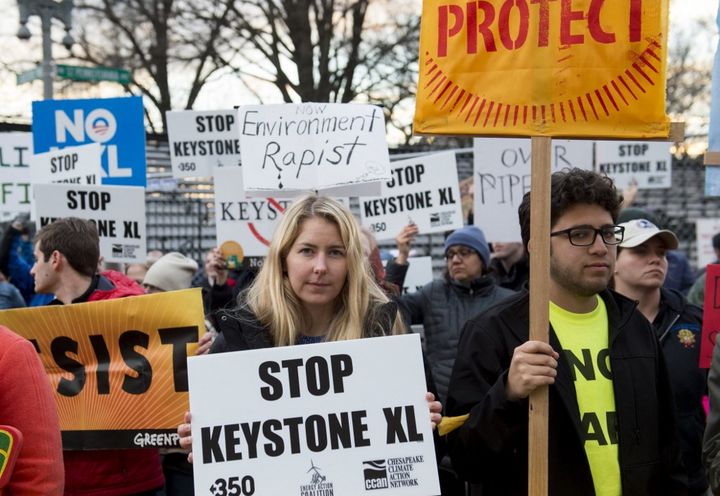 Les opposants aux oléoducs Keystone XL et Dakota Access rassemblés contre les deux projets, à Washington (Etats-Unis), le 24 janvier 2017. (SAUL LOEB / AFP)