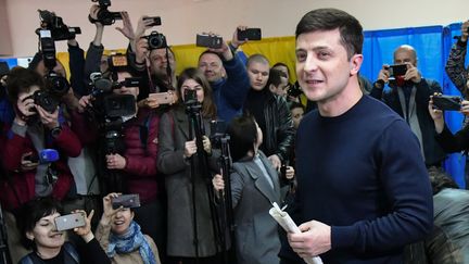 L'acteur et humoriste ukrainien&nbsp;Volodymyr Zelensky dépose son bulletin dans l'urne, le 31 mars 2019 à Kiev. (GENYA SAVILOV / AFP)