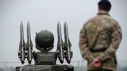 Un soldat britannique inspecte un missile de défense aérienne prévu pour les JO. (AFP PHOTO/CARL COURT)