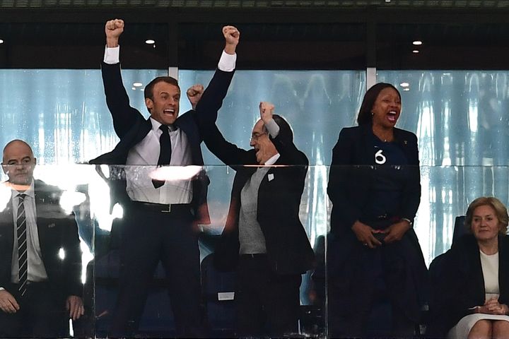 Le président de la République Emmanuel Macron fête la victoire des Bleus face à la Belgique en demi-finale de Coupe du monde le 10 juillet 2018 à&nbsp;Saint-Pétersbourg (Russie). (GIUSEPPE CACACE / AFP)