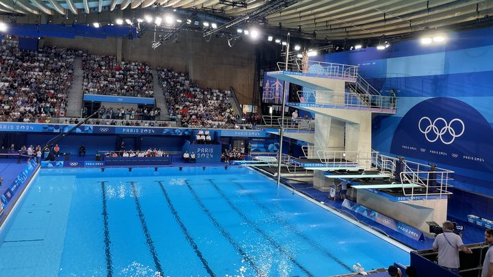 Gary Hunt harangue la foule pour le dernier saut du binôme français lors de la finale du plongeon de haut-vol à 10 mètres synchronisé des Jeux olympiques de Paris, lundi 29 juillet 2024. (Clément Mariotti Pons)