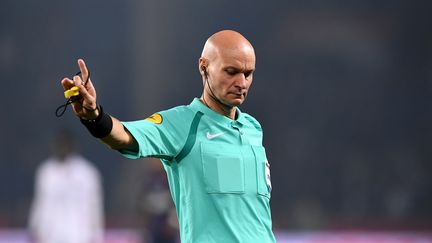 Tony Chapron lors du match de Ligue 1 entre le PSG et Nice, le 27 octobre 2017, au Parc des Princes à Paris. (FRANCK FIFE / AFP)