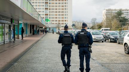 Les policiers lors d'une précédente opération anti-stupéfiants dans le quartier des Couronneries à Poitiers (Vienne), le 5 mars 2024. (MATHIEU HERDUIN / LA NOUVELLE REPUBLIQUE / MAXPPP)