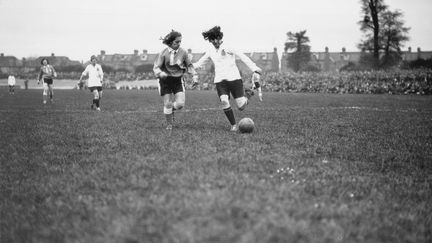 Les joueuses des Preston Ladies lors d'un match face à l'équipe de France, dans la grande banlieue de Londres, en mai 1925. (HULTON ARCHIVE / GETTY IMAGES)