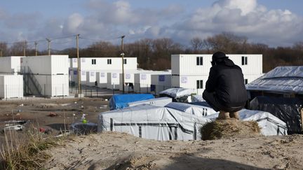 Un migrant devant le&nbsp;Centre d'accueil provisoire (CAP) installé dans le nord de la "jungle" de Calais, mardi 23 février 2016.&nbsp; (JEREMIAS GONZALEZ / MAXPPP)