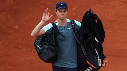 Jannik Sinner, lors de sa sortie du court Suzanne-Lenglen, après avoir abandonné face à Andrey Rublev, le 30 mai 2022 à Roland-Garros. (THOMAS SAMSON / AFP)