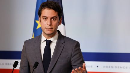 Gabriel Attal lors d'une conférence de presse à la sortie du Conseil des ministres, mercredi 22 décembre. (Ludovic MARIN / AFP)