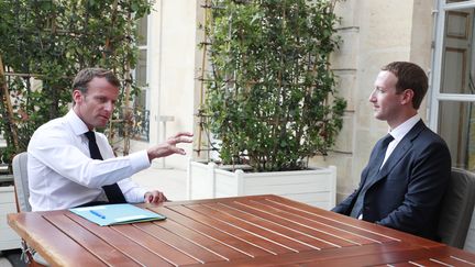 Le patron de Facebook, Mark Zuckerberg (à droite) s'entretient avec le président de la République, Emmanuel Macron (à gauche) à l'Elysée, le 23 mai 2018. (CHRISTOPHE PETIT TESSON / POOL)