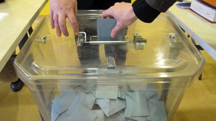 Premier tour des régionales 2010, le 14 mars, dans un bureau de vote de Pantin, en Seine-Saint-Denis. (CÉCILE QUÉGUINER)