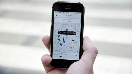 L'application Uber sur un téléphone à Paris, le 17 juin 2023. (THOMAS OLIVA / AFP)