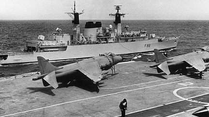 Avions de combat britanniques stationnés sur le pont de l'Invincible, au milieu de l'Atlantique, le 20 avril 1982 durant la guerre des Malouines. (AFP/STF-UPI)