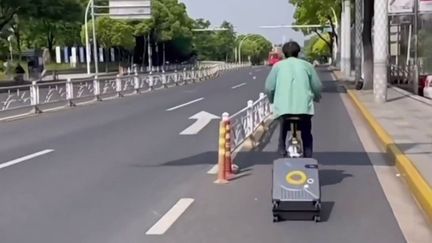 Après 50 jours de confinement ultra stricts et controversés, la Chine semble changer de stratégie face au Covid et Shanghai, capitale économique aux 25 millions d'habitants, déconfine peu à peu. (FRANCE 3)