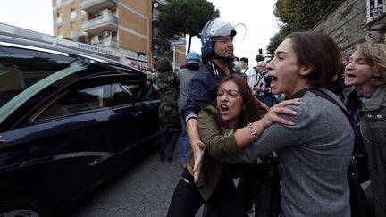 Des militantes antifascistes sont bloqu&eacute;es par la police au passage du corbillard transportant la d&eacute;pouille du SS Erich Priebke, &agrave; Rome (Italie), le 15 octobre 2013. (REUTERS )