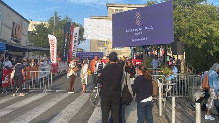 Entre deux séances, des participants du Festival du film francophone d'Angoulême flanent devant les salles de cinéma du groupe CGR, où plusieurs films de la programmation sont projetés, le 29 août à Angoulême. (FG/FRANCEINFO)