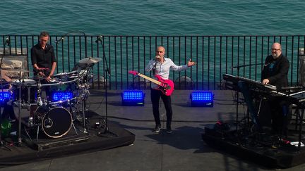 Le chanteur Aldebert lors de son concert solidaire à Sète pour l'association Astrid (France 3 Occitanie)