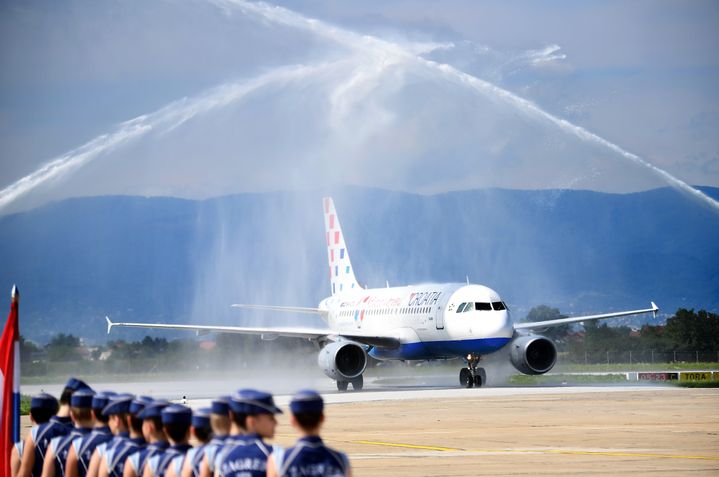 L'avion de l'équipe nationale croate a été accueilli en grandes pompes à l'aéroport de Zagreb, lundi 16 juillet. (ATTILA KISBENEDEK / AFP)