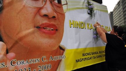 A Manille, aux Philippines, le 1er août 2009: des fleurs en la mémoire de l'ancienne présidente, Corazon Aquino. (© AFP/TED ALJIBE)