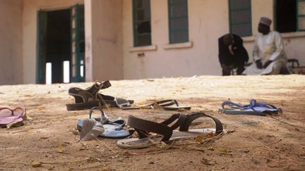 Des sandales de jeunes filles sont éparpillées devant l'université technique et scientifique pour filles, Dapchi, Nigeria, 22 février 2018, après un rapt et raid d'un groupe dirigé par Boko Haram.&nbsp; (AMINU ABUBAKAR / AFP)