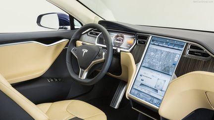  (Les modèles présentant un écran vertical, comme ici la Tesla Model S, sont très rares)