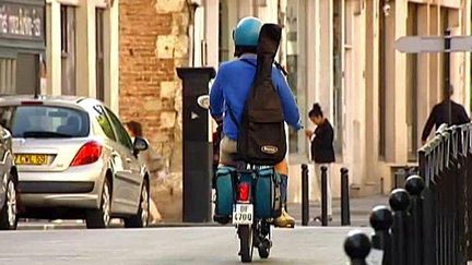 Un livreur chanteur dans les rues de Valenciennes/Cie On Off.
 (France 3 / capture d&#039;écran)