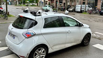 Une voiture appelée une "sulfateuse à PV" dans une rue de Strasbourg (Bas-Rhin). Photo d'illustration. (PHILIPPE DOSSMANN / MAXPPP)