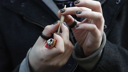 Une personne consommant de la marijuana "récréative" à New-York (Etats-Unis), le 14 avril 2020. Photo d'illustration. (BRUCE BENNETT / GETTY IMAGES NORTH AMERICA)