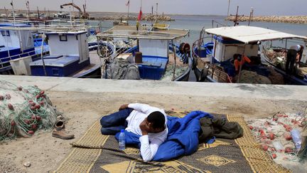 Un migrant se repose (le 16 juin 2015) après avoir été secouru en Méditerranée au large des côtes du sud de la Tunisie. (ANIS MILI / X02858)