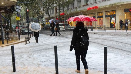 Des habitants marchent dans les rues enneigées de Valence (Drôme), le 14 novembre 2019. (NICOLAS GUYONNET / HANS LUCAS)