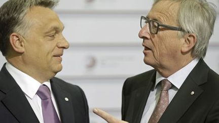 Le président de la Commission européenne, Jean-Claude Juncker, en train de discuter avec le Premier ministre hongrois, Viktor Orban, à, Riga (Lettonie) le 22 mai 2015. Lors de leurs retrouvailles, le premier avait lancé au premier: «Salut, dictateur!». Une plaisanterie? Ou une demi-plaisanterie? (REUTERS - Ints Kalnins)