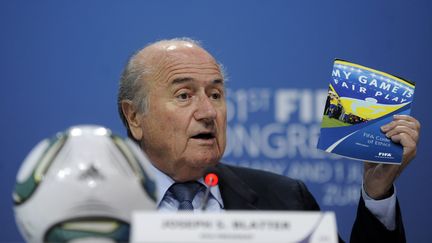 Sepp Blatter brandit le programme "My Game is Fair Play" lors du congr&egrave;s de la Fifa &agrave; Zurich (Suisse), le 1er juin 2011.&nbsp; (YU YANG / MAXPPP)