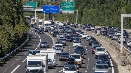 Des embouteillages sur l'autoroute à hauteur de Valence, dans la Drôme, le 9 juillet 2022. (CAROLINE PAUX / HANS LUCAS / AFP)