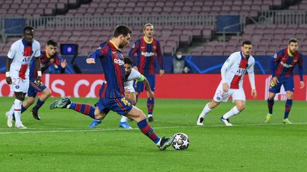 Lionel Messi s'apprête à tirer un pénalty lors du match aller face au Paris Saint-Germain, le 16 février 2021.  (LLUIS GENE / AFP)