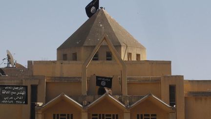 Le drapeau de l'Etat islamique sur l'Eglise des martyrs de Raqqa (Syrie), le 27 septembre 2013. (STRINGER / REUTERS )