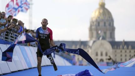 La grande journée de triathlon était attendue, et Jules Ribstein n'a pas déçu. Le Strasbourgeois, favori en catégorie PTS2, a décroché la médaille d'or tant espérée. Sur le Pont Alexandre III, il est devenu le premier Français médaillé de la journée. (THIBAULT CAMUS/AP/SIPA / SIPA)