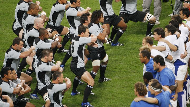 Les Bleus en bleu-blanc-rouge face au haka des All Blacks avant le quart de finale de la Coupe du monde, le 6 octobre 2007. (ADRIAN DENNIS / AFP)