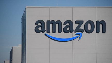 Un entrepôt de la société Amazon à Augny (Moselle), le 23 septembre 2021. (SEBASTIEN BOZON / AFP)