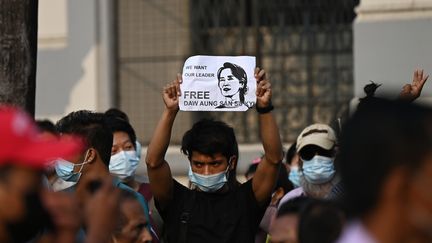 Un manifestant brandit une pancarte demandant la libération de la dirigeante civile détenue Aung San Suu Kyi lors d'une manifestation contre le coup d'État militaire à Yangon le 6 février 2021. (YE AUNG THU / AFP)