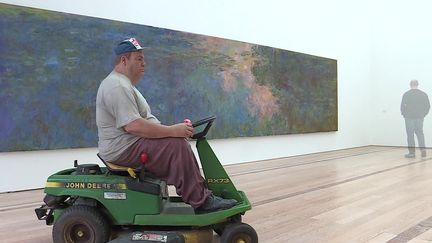 Une sculpture de Duane Hanson devant un tableau de Claude Monet à la fondation Beyeler en Suisse.&nbsp; (FRANCEINFO)