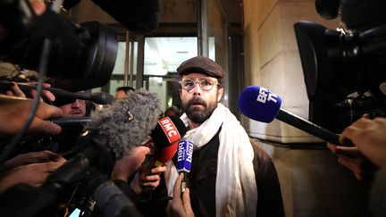 L'agriculture Cédric Herrou, le 4 janvier 2017, à la sortie du tribunal correctionnel de Nice. (VALERY HACHE / AFP)