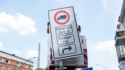 Un panneau d'interdiction de circulation aux poids lourds équipés de moteurs diesel, à Hambourg (Allemagne), le 15 mai 2018. (DANIEL BOCKWOLDT / DPA)