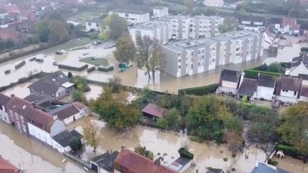 Certains riverains de Blendecques, dans le Pas-de-Calais, sont toujours bloqués chez eux, dimanche 12 novembre. Il y a encore 70 centimètres d'eau par endroits dans la commune. (FRANCE 2)